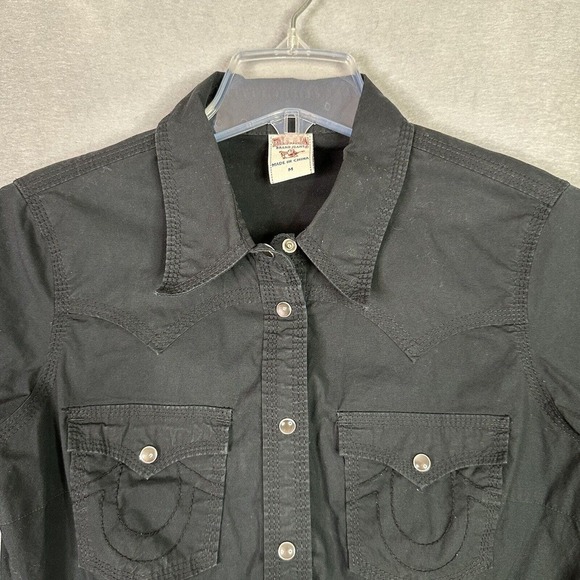 True Religion Woman Top Sz Medium Cropped Pearl Snaps Logo Pockets Raw Hem READ - Picture 3 of 14